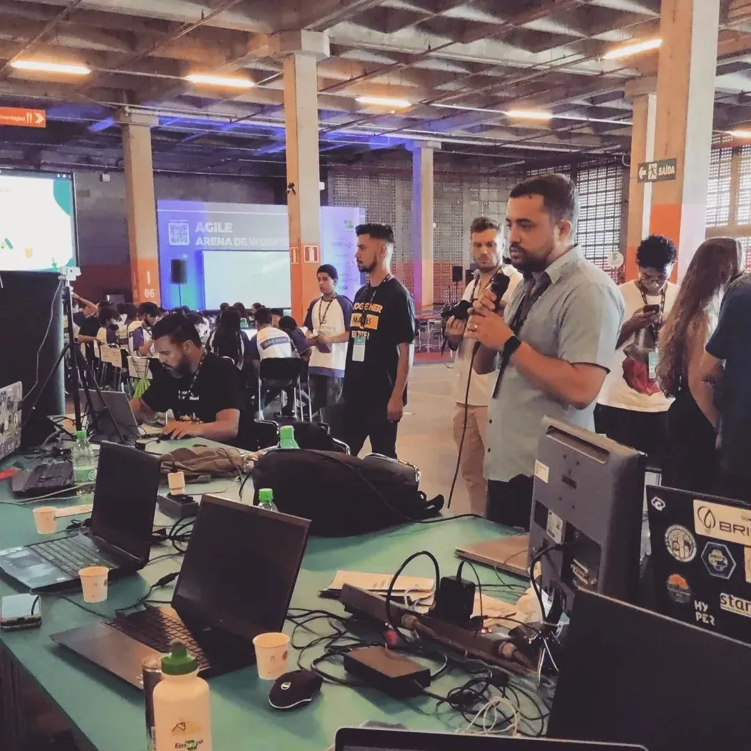 Kassio Braga palestrando no palco da Campus Party Goiás